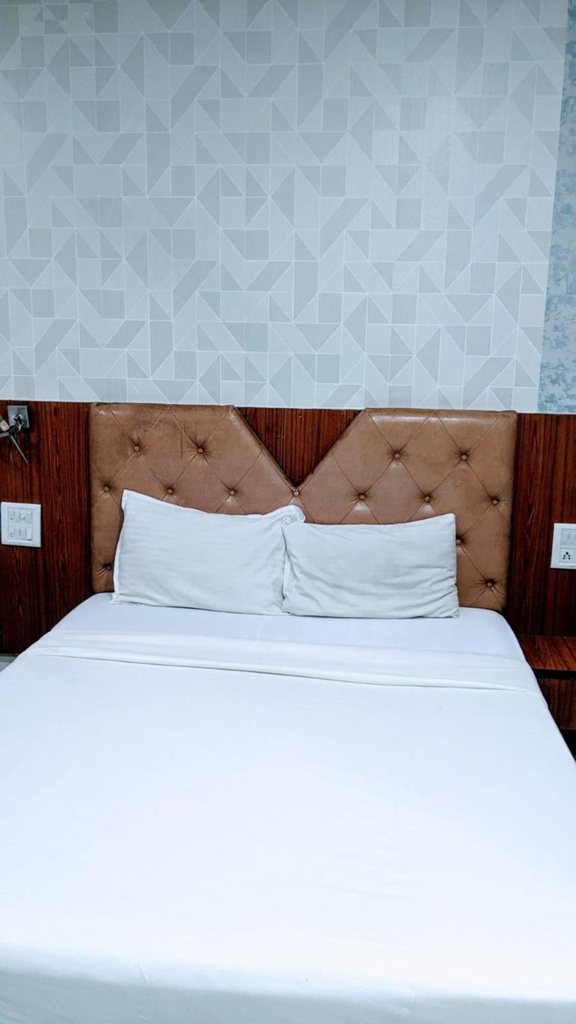 Bently Shelter Hotel Bombaj